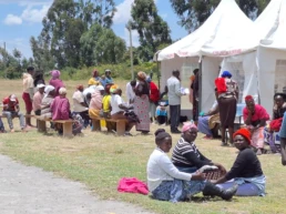 out- reach gente in attesa di visita medica