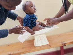 un bimbo viene pesato 2