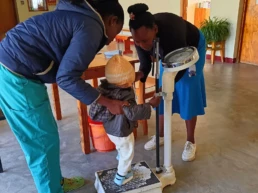 un bimbo viene pesato