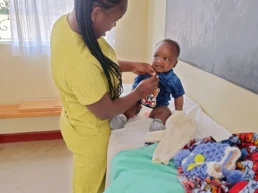 una mamma prepara il bimbo per la visita medica