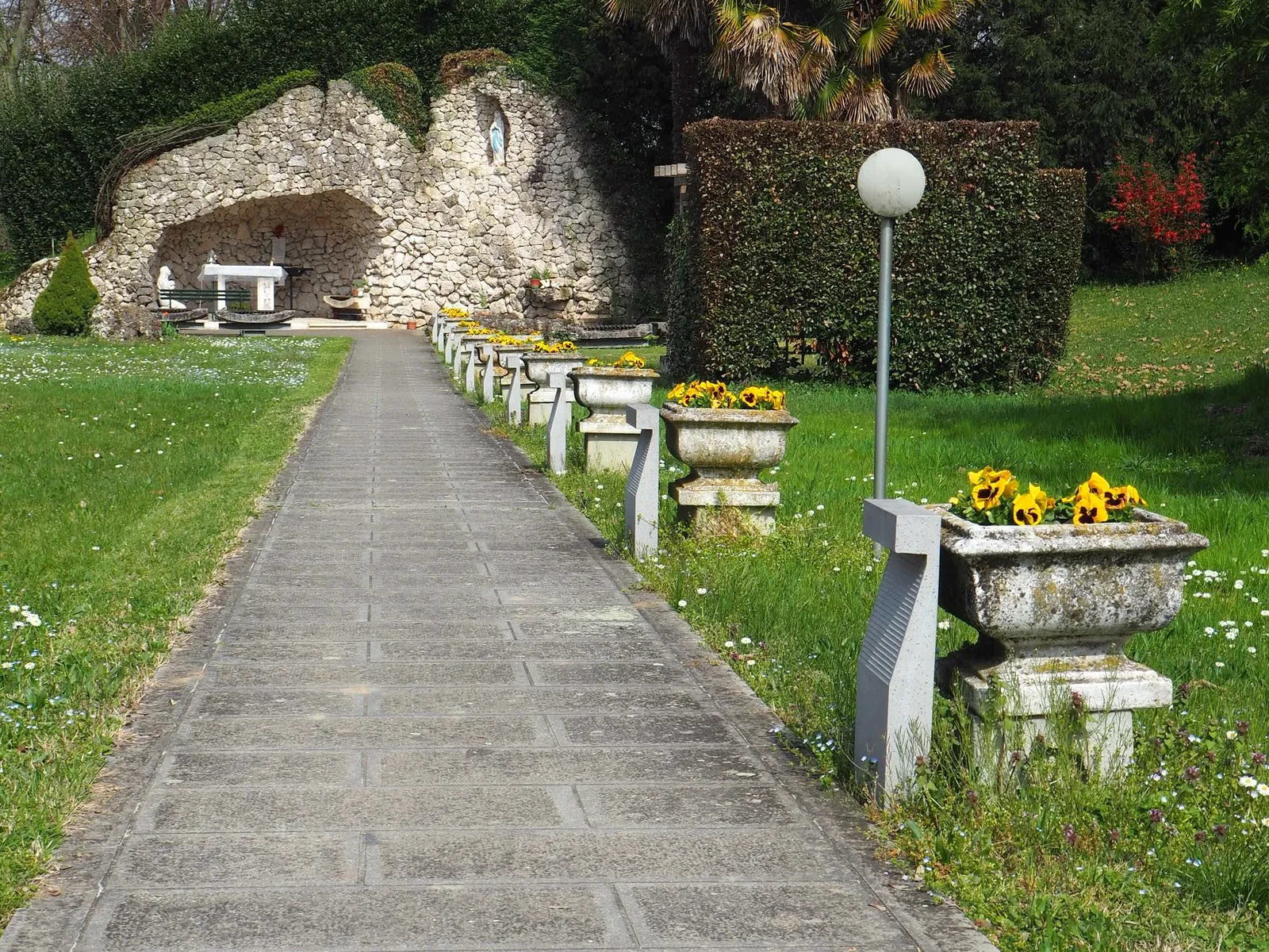 viale vs Grotta d.Lourdes